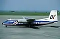 Un Air UK Handley Page Dart Herald avec la livrée bleu et blanc à l’aéroport de Jersey en 1983.