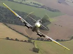 Vue de face d'un Spitfire en plein vol.