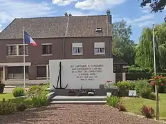 Monument à la mémoire du capitaine N'Tchoréré et des combattants africains de l'armée française.