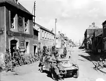 Carentan en Normandie, printemps-été 1944, des parachutistes américains à bord d'un véhicule capturé de la Luftwaffe, de type Kubelwagen.