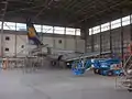 Un Airbus A319 en réparation dans un hangar de maintenance
