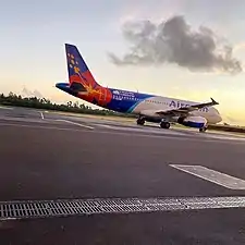 Un airbus d'Aircalin sur la piste de l'aéroport de Hihifo.