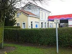 Vue semi-latérale de l'ancien bâtiment voyageurs de la gare d'Aire-sur-la-Lys, devenu une société d'ambulance.