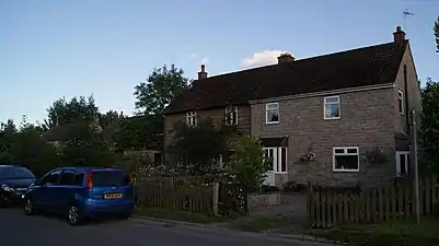 Maisons Airey non rénovée (à gauche) et rénovée (à droite) à Sicklinghall, North Yorkshire. Notez l'épaisseur accrue de l'isolation et du nouveau revêtement sur la maison rénovée.