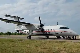 Un De Havilland d'Airkenya Express dans la zone d'embarquement