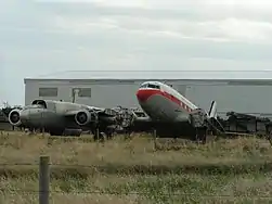 Avions sur un pré jouxtant le musée.