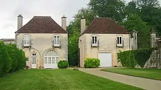 Les deux pavillons de l'entrée.