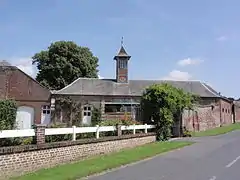 Porche d'une ferme à Aisonville.