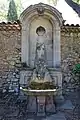 Fontaine à l'arrêt (hivernage) dans les jardins du Pavillon Vendôme