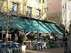 Café des Deux Garçons, au rez-de-chaussée de l'hôtel de Gantès.