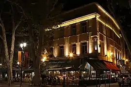 L'hôtel de Gantès, de nuit.