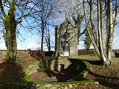 La fontaine et la chapelle de Bonnefond.