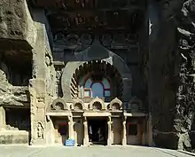 Ajantâ. Entrée de chaitya, caverne 9. Façade à décor de chaitya (ou kudu) avec balcon. Le motif de la fenêtre chaitya se répète dans les arcs au-dessus du linteau.