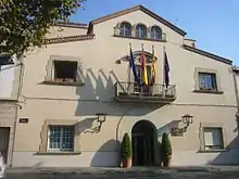 Façade d'un bâtiment avec des drapeaux.