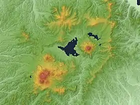 Modèle numérique de terrain de l'Akan avec les différents cônes et cratères groupés autour de la caldeira partiellement ennoyée.