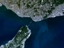 Image satellite du détroit d'Akashi entre l'île d'Awaji au sud et Honshū au nord.