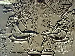 Akhenaton et Néfertiti jouant avec leurs enfants, Tell el-Amarna, vers 1350 av. J.-C.. Relief calcaire, H. 33,5 cm.