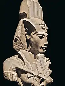 Akhénaton, orné des plumes du dieu Shou sur le némès. Musée égyptien du Caire.