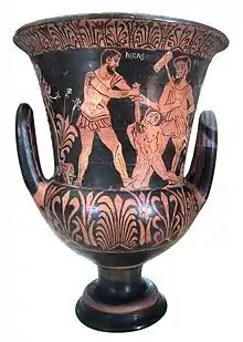 Calice de couleur noire et ocre avec deux anses sur lequel est représenté soldat plantant un glaive dans un homme nu agenouillé au sol, regardés par un autre homme avec un marteau.