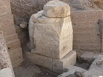 Partie de statue de Ramsès II (fouille arrêtée, le site se trouvant sous un cimetière moderne)