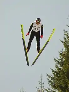 un athlète pendant un saut à ski