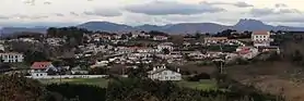 Vue du quartier avec les trois couronnes au fond à droite.