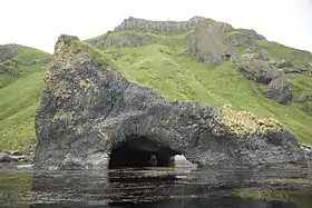 Grotte de basalte sur Akun