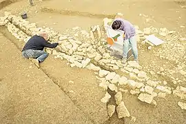 Jürgen Köhler, chef de chantier de l'équipe allemande, relevant des drains (gallo-romains) découverts dans la plaine des Laumes (fouilles de 1992, photo de Michel Reddé).