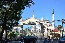 La mosquée principale vue de la rue.