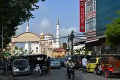 La mosquée Al-Serkal vue de la rue.