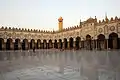 Colonnes et arcs persans : cour de la mosquée al-Azhar au Caire.