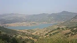 Le lac créé par le barrage Al-Wahda.