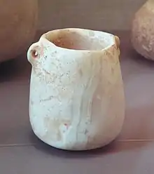 Pot en albâtre avec anses, région de Buqras, 6500 av. J.-C.. Musée du Louvre AO 28519