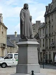 Statue le représentant, réalisée par Émile Morlaix, à Bayeux.
