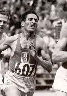 Alain Mimoun (ici lors des Jeux olympiques de 1952) est le seul athlète français à avoir remporté quatre médailles olympiques, dont l'or sur marathon en 1956.