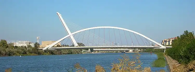 Deux des ponts sur la darse du Guadalquivir construits pour l'Expo : le pont de la Barqueta au 1er plan et, derrière lui, le pont de l'Alamillo.