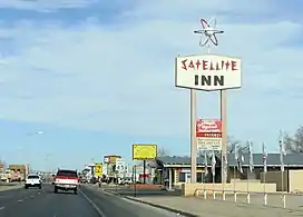 Atome dominant la préenseigne du motel Satellite, à Alamogordo, au Nouveau Mexique.