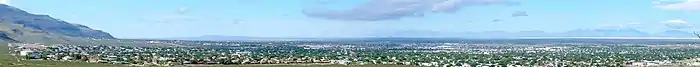 Panorama de la ville d'Alamogordo avec des montagnes à gauche et au loin.