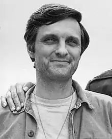 Description de l'image Alan Alda Robert Alda MASH 1975 (cropped).JPG.