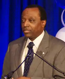 Alan Keyes, animateur de programme de radio, ancien ambassadeur au Conseil économique et social des Nations unies, ancien assistant du secrétaire aux organisations internationales