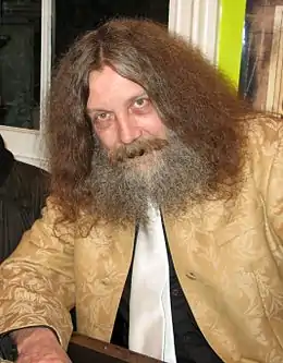 photo en couleur d'un homme avec une barbe et de longs cheveux