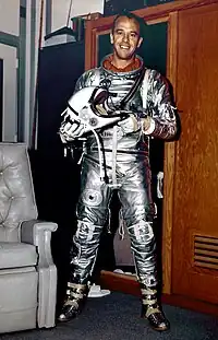 Photographie en couleur d'Alan Shepard dans sa combinaison argentée.