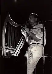 Photographie noir et blanc d'Alan Stivell à la flûte en Italie en 1991