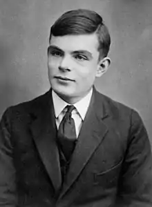 Photographie en noir et blanc d'Alan Turing adolescent.
