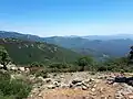 Le massif des Albères, côté sud, province de Gérone en Catalogne (Espagne). En bas, au centre : le château de Requesens.