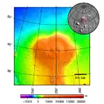 Alba Mons, au nord-ouest du renflement de Tharsis, est le type même du volcan bouclier, avec une largeur de 1 600 km pour seulement 6,6 km d'altitude.