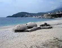 Une série de trois bunkers QZ reliés sur une plage.