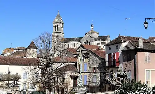 L'église Saint-Étienne d'Albas dominant l'ancien bourg castral, avec, à gauche, l'ancienne maison des Mirepoises.