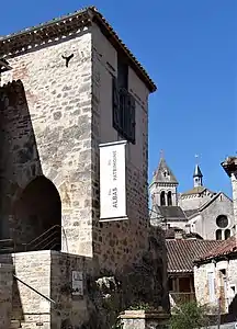 Tour du Pal, ancienne entrée du bourg castral, actuelle maison du patrimoine d'Albas.
