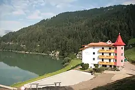 Auberge au bord du lac.